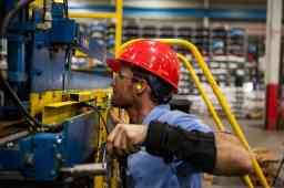economia bolognese al 30 settembre 2024 - lavoratore industriale al macchinario